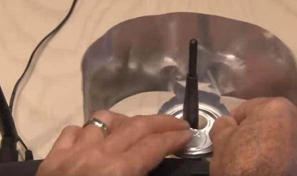 <p>Ardından evinizdeki modeminizin antenine bu teneke kutuyu yerleştiriyorsunuz.</p>
<p> </p>