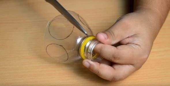 <p>Önce çemberlere geçmeyecek şekilde makasla tek tek kesiyoruz.</p>
<p> </p>