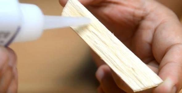 <p>Ufak bir karton parçasına ihtiyacımız var; ki iki pet şişeyi birleştirebilelim.</p>
<p> </p>