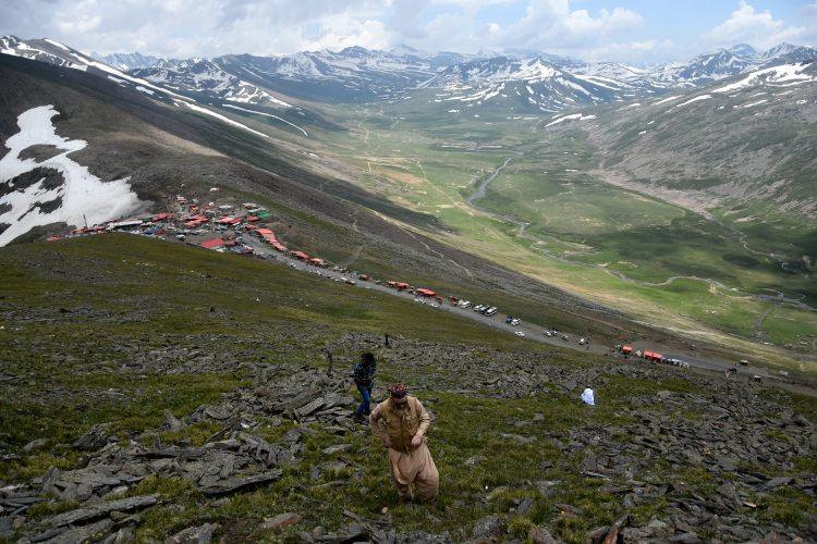 <p>Turistler bu yol boyunca dağ manzaraları ile vadilerin iki yakasını birbirine bağlayan asma köprüleri görmek için bu otobanı özellikle tercih ediyor.</p>
