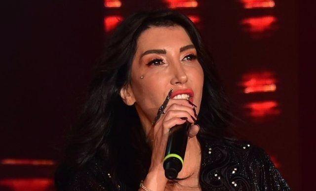 <p>Hande Yener, tezgahtardı... Bir gün çalıştığı dükkana Sezen Aksu girince kaderi değişti.</p>

<p> </p>
