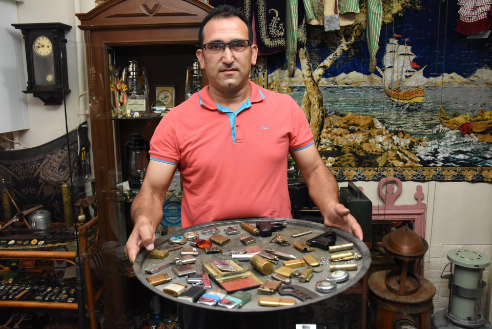 <p>Eskişehir’de Ali Çelik (39), 8 yıldır biriktirdiği yaklaşık 20 bin TL değerindeki çakmak koleksiyonunu satılığa çıkardı.</p>
<p>Özel güvenlik görevlisi Ali Çelik, çocukluğundan bu yana pul, para, saat, tüfek, hançer, çakmak gibi birçok eşyayı biriktirmeye başladı.</p>
<p> </p>