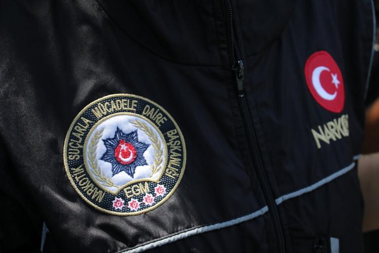 <p>Burada şüpheli kişilerin ve araçların tespiti ve incelenmesi yapıldı. Üst araması, kimlik sorgulaması, araç içi arama gibi faaliyetler icra edildi. Gidilen mahallelerde polise karşı gösterilen ilgi sevgi gösterisi de dikkatlerden kaçmadı. </p>