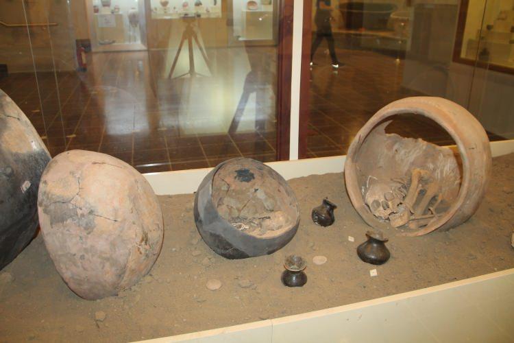 <p> Amasya Arkeoloji Müzesinde sergilenen 5 bin yıllık çömlek mezarlar müzeye gelen ziyaretçilerin ilgi odağı oluyor. Amasya’ya turlarla ve bireysel olarak gelen yerli ve yabancı turistler, 5 bin yıllık bebek mezarını görmeden müzeden ayrılmıyor. </p>
