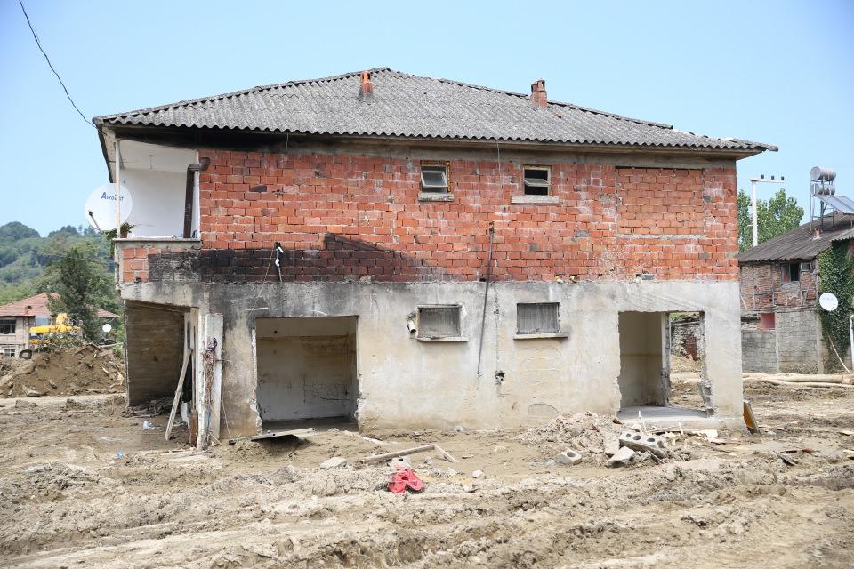 <p>Selden en fazla zarar gören köylerden Uğurlu'da vatandaşlar ise o gece yaşadıklarını unutamıyor.</p>
<p> </p>