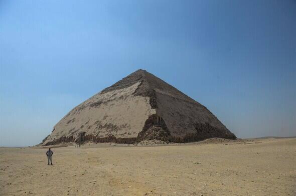 <p>Gize'deki piramitlerin yanı sıra ülkedeki en eski iki piramitten biri olarak bilinen Bent Piramidi 1965 yılından sonra ilk kez geçtiğimiz günlerde ziyaretçilere kapılarını açtı.</p>
