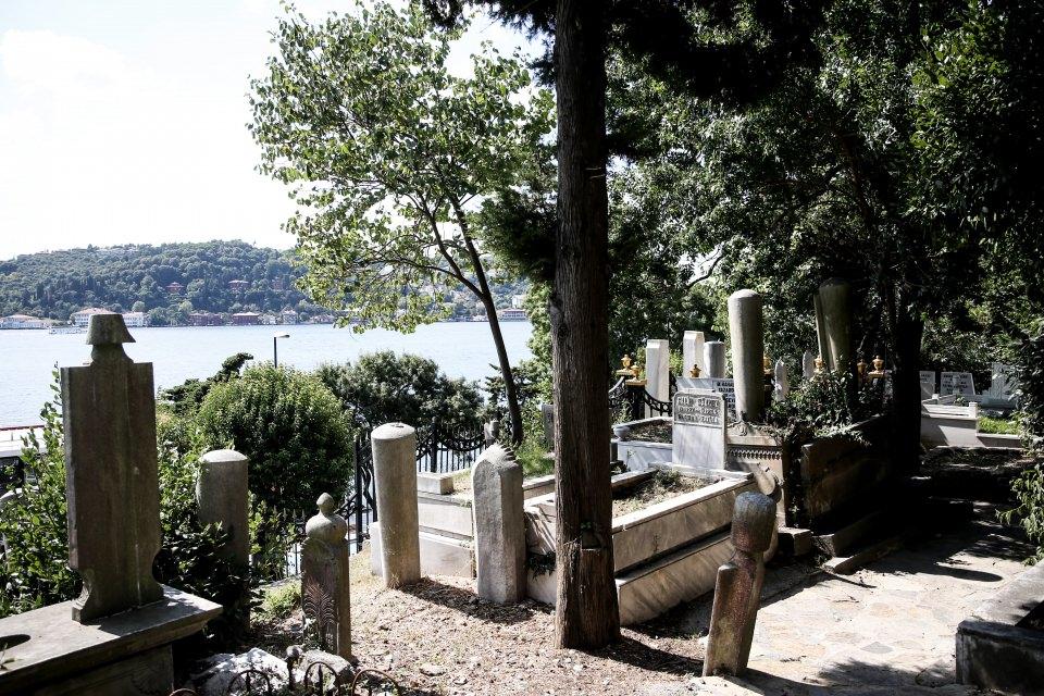 <p>Üçüncü grup olan Ayazağa ve Kilyos mezarlıklarında ise bir cenaze için 100 lira karşılığında mezar yeri tahsis ediliyor. Mevcut bir mezarın yanındaki mezar yeri 2 bin lira, boş mezar yeri ise 4 bin 500 lira. </p>
<p> </p>
