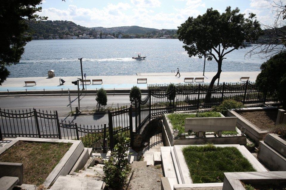 <p>Aşiyan'da mezar yeri 30 bin lira</p>
<p>Birinci gruptaki Zincirlikuyu, Ulus, Aşiyan ve Karacaahmet, Abide-i Hürriyet, Nafibaba gibi mezarlıklarda hayatta olan biri kendisine boş mezar yeri almak isterse 30 bin lira bedel ödemek zorunda. Ancak cenaze için bu rakam boş yer bulunması halinde 6 bin lira. Daha önce cenaze gömülmüş bir mezarın yanındaki boş yer ise 15 bin lira.</p>