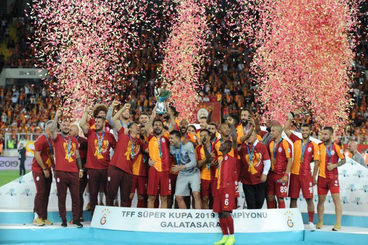 <p>2019 TFF Süper Kupa’nın sahibi Galatasaray, maçın ardından düzenlenen tören ile kupasını aldı. </p>
