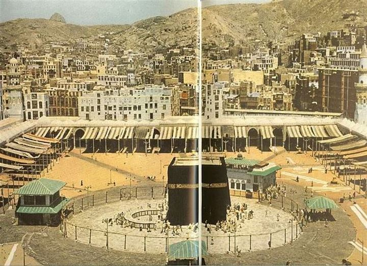 <p>Kabe ve Tavaf alanı.</p>

<p> </p>
