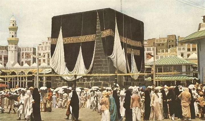 <p>Kabe'nin üzeri örtülürken çekilmiş bir fotoğraf.</p>

<p> </p>
