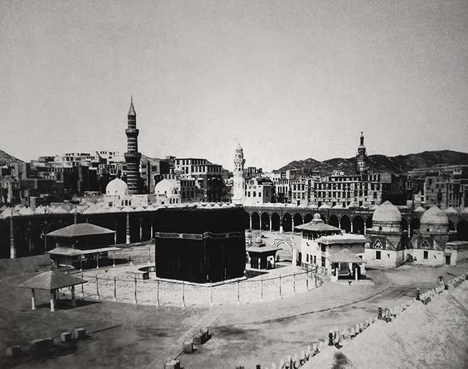 <p>Abdülhamid'in albümlerinden, İslâm'ın en mukaddes toprakları olan Mekke ve Medine'nin 1870-1890 arası yıllara ait fotoğrafları:</p>
<p>Müslümanlar için en kutsal mekân olan Kâbe, Mekke (1870-1890)</p>
<p> </p>