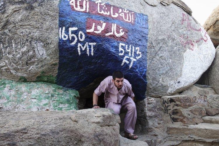 <p>Mekke'deki hacı adayları, son peygamber Hazreti Muhammed(SAV)'in hicret sırasında müşriklerden saklanırken Hazreti Ebubekir ile üç gün geçirdiği ve bu sırada çok sayıda mucizenin yaşandığı Sevr Dağı'nı ve mağarasını ziyaret ediyor.</p>

<p> </p>

<p> </p>
