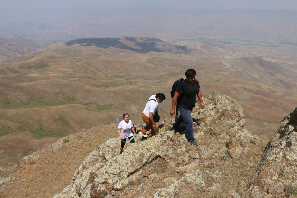<p>Çiftin dağcı arkadaşlarının şahitlik ettiği nikahın ardından zirvede müzik çalan dağcılar, eğlenip düğün halayı çekti. </p>
<p> </p>