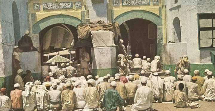 <p>Cami'nin girişinde namaz kılan insanlar.</p>
<p> </p>