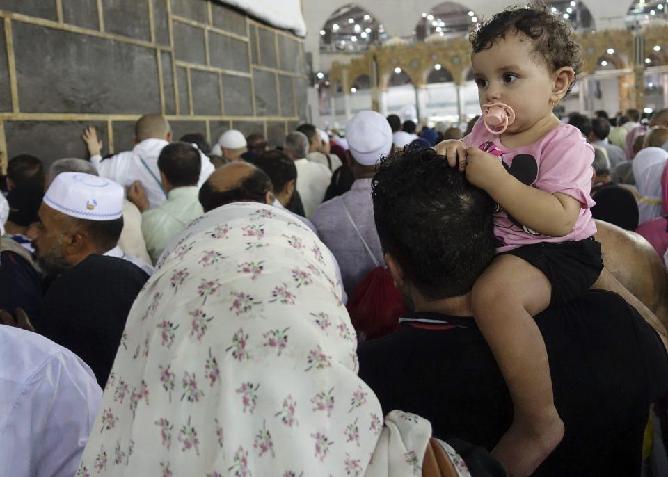 <p>Bünyamin Yılmaz, kızıyla Kabe-i Muazzama'yı seyretmenin çok güzel bir duygu olduğunu ifade ederek, "Allah tüm Müslümanlara nasip etsin." dileğinde bulundu.</p>
<p> </p>