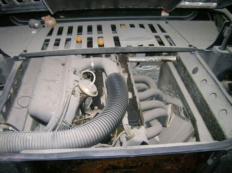 <p>kaputunun altında 6.0 litrelik 6 silindirli motor görev yapıyor.</p>
<p> </p>
