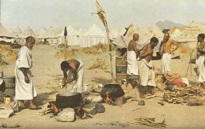 <p>Yemekler Mina'da kazanlarda pişiriliyor.</p>
<p> </p>
