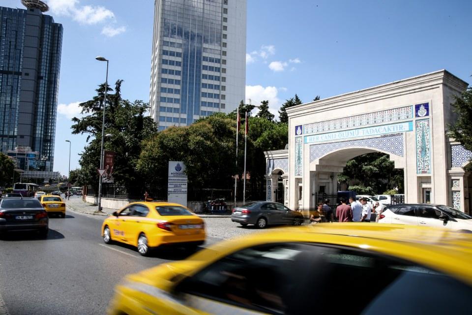 <p>Buralarda sadece aile kabri bulunanların cenaze işlemleri yapılıyor. Mezarlıkların pek çoğu eski olduğu için doluluk had safhada. </p>