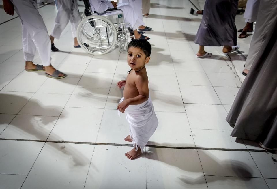 <p>Hacı olmak için dünyanın dört bir yanından Mekke'ye akın eden milyonlarca Müslüman'ın günün her saati doldurduğu Kabe-i Muazzama'da bazı hacı adaylarına eşlik eden çocukları, tavaf yapanların ilgi odağı oluyor.</p>
