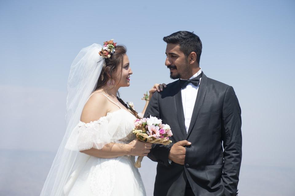 <p>Damat Zeki Mikyas da daha önce yüzlerce kez farklı dağlara zirve tırmanışı yaptığını fakat bu tırmanışın bir başka heyecan verdiğini dile getirerek, "Çıkış çok zevkliydi, fazla zorlanmadık. </p>

<p> </p>
