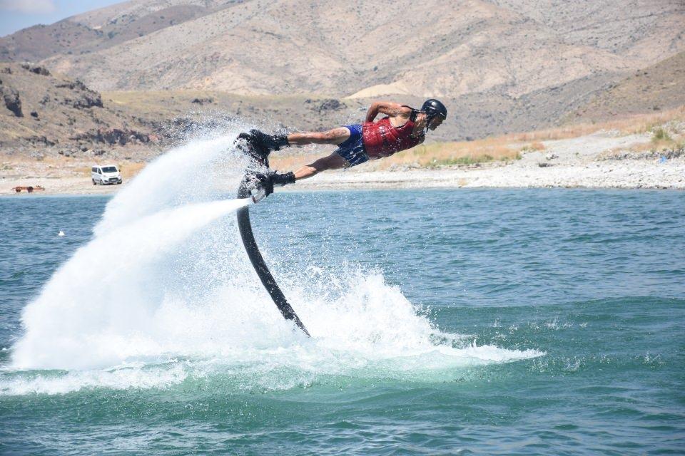 <p>Flyboard sporuna 2012 yılında T&uuml;rkiye'nin sahil kesimlerinde başlayan Komşusu, yaptığı g&ouml;sterilerle hem yerli hem de yabancı turistlerin ilgisiyle karşılaşıyor.</p>

<p>&nbsp;</p>
