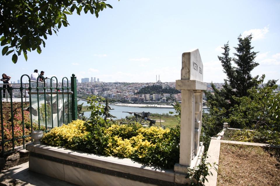 <p>Yeni cenaze defin işlemlerinin neredeyse tamamı ancak boş olan mezarlıklara yapılıyor. Buralarda İBB Meclisi'nin kararıyla belirlenen fiyat tarifesi dışında herhangi bir ücret talep edilmiyor.</p>