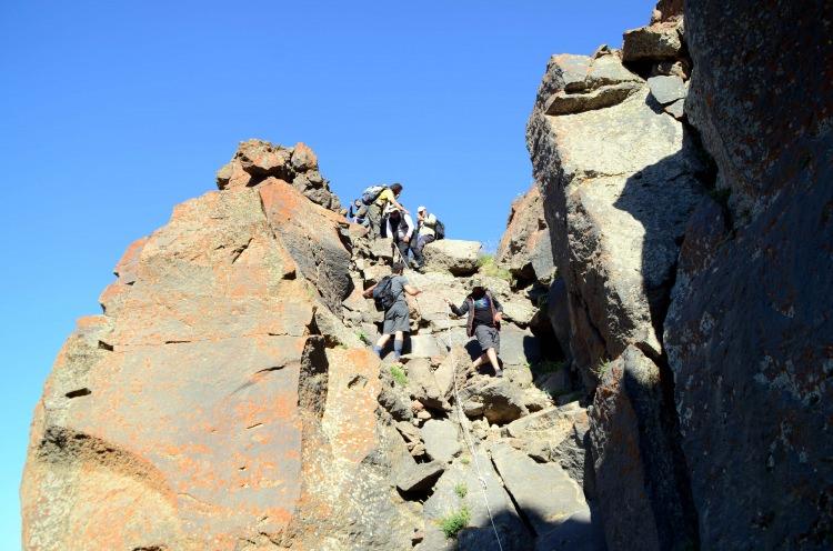 <p>İki gün süren tırmanışta, 2 bin 250 rakımlı Nemrut Krater Gölü kenarında kamp kuran doğaseverler, sabah erken saatlerde dağın zirvesine ulaşarak güneşin doğuşunu izledi, fotoğraf çekti.</p>
