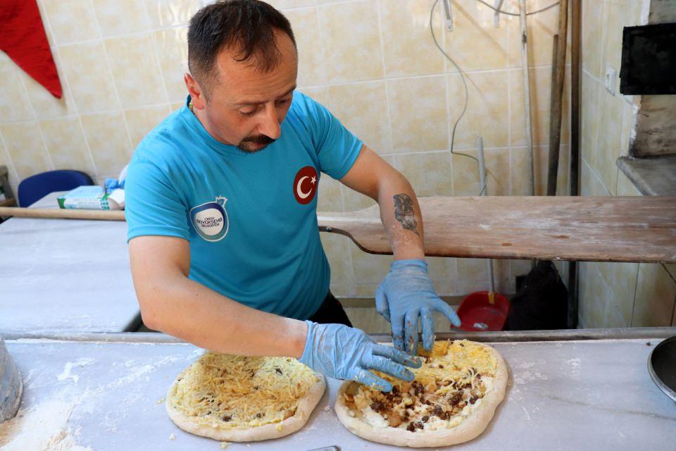 <p>Ordu'nun &Uuml;nye il&ccedil;esinde 20 yıllık pide ustası Fatih Cemallıoğlu, kıyma, kuşbaşı, kaşar gibi &uuml;r&uuml;nlerle sofralara gelen pide i&ccedil;in 5 yıl &ouml;nce farklı lezzet arayışına girdi.</p>

<p>&nbsp;</p>
