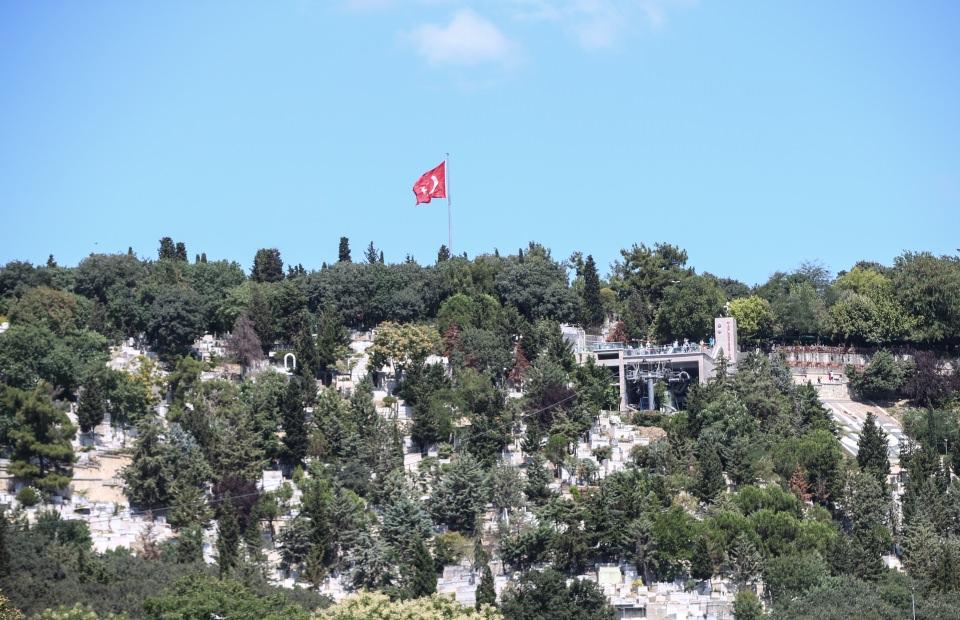 <p><strong>Bin 782 personel görev yapıyor</strong></p>
<p>Öte yandan kendi memleketlerinde defin talebinde bulunanlara ücretsiz nakil hizmeti de veren İBB yetkilileri, bu kapsamda 2003 ile 2019 yılları arasında 212 bin 505 cenazeyi İstanbul dışına naklettiklerini bildirdi. Cenazenin yanı sıra cenaze yakınlarının da otobüslerle ücretsiz gönderildiği belirtildi. İBB yetkilileri, ilerde sorun oluşmaması için yeni mezarlık alanı oluşturma çalışmalarını da sürdürdüklerini de kaydetti.</p>
<p>İstanbul'da artık ücretsiz kimsenin defnedilmediği mezarlıkların güvenliği, çevre düzenleme, bakım ve onarım işleriyle cenaze hizmetleri de titizlikle yapılıyor. Bu çerçevede 702 kişi güvenlik, 777 kişi cenaze ve 303 kişi çevre düzenleme, bakım ve onarım hizmetleri olmak üzere toplamda bin 782 personel görev yapıyor.</p>
