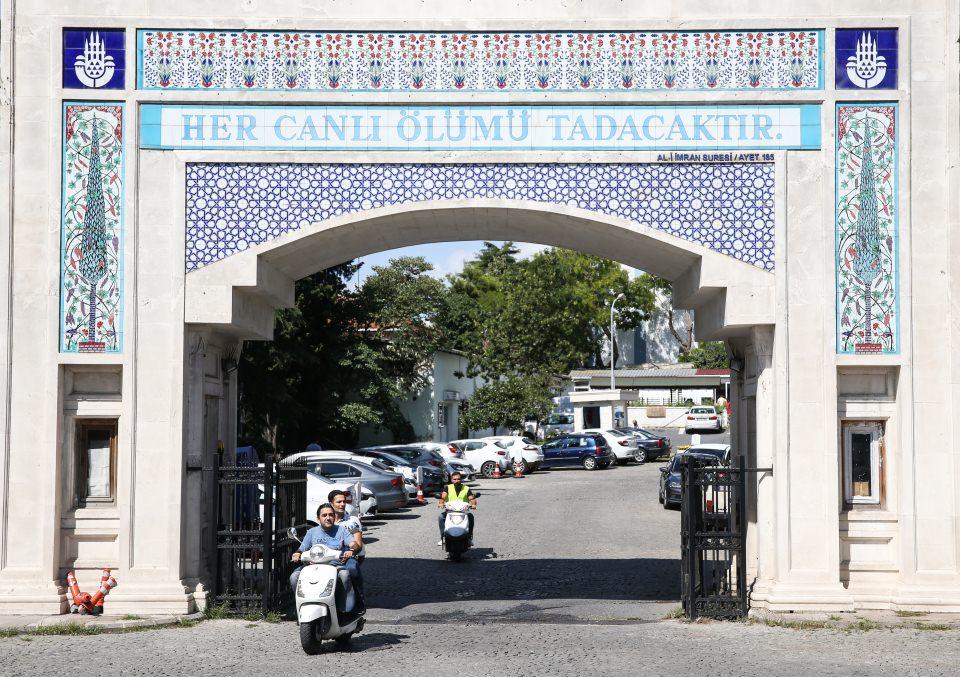 <p><strong>Eski mezarlıklar yüzde 100 dolu</strong></p>
<p>Aşiyan, Zincirlikuyu, Edirnekapı ve Karacaahmet gibi artık şehrin merkezinde kalmış tarihi mezarlıklarda doluluk oranı yüzde 100'e ulaştı. </p>