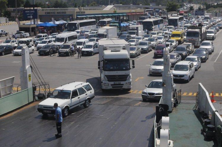 <p>TAKİP MESAFESİNİ KORUYUN</p>
<p> </p>
<p>-Tır, kamyon gibi ağır tonajlı araçların sık kullandığı yollarda lastiklerin yol açtığı izlere dikkat edin. Bu tür yollarda ağır yükün asfaltı ezmesiyle oluşan iz görünümündeki çukurlar, direksiyon hakimiyetinin kaybolmasına neden olabilir.</p>
<p>-Takip mesafesini koruyun, şehir içinden geçerken hızınızı düşürün. Kısa farlarınızı gece - gündüz açık tutun. Hız limitlerine uyun.</p>
<p>-Emniyet kemerini takın ve araç içindekilere taktırın. Araç içinde dikkatinizi dağıtacak, görüşünüzü kapatacak eşyalar bulundurmayın, tüm eşyaları sabitleyin.</p>
<p>-Araç içinde sabitlenmemiş bir şey bırakmayın. Parfüm, gözlük ve çakmaklara dikkat edin.</p>