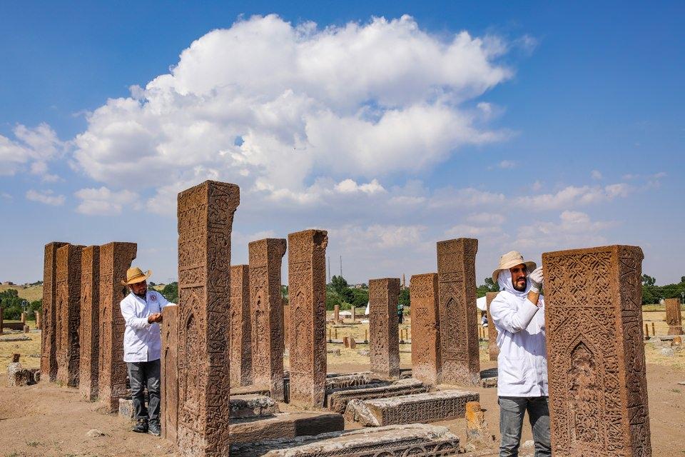 <p>En az 100 taşın liken temizliği gerçekleştirilecek. Mezarlıkta ot temizliği yaptık. Çeşitli nedenlerle şahidelerin eğilmesi, sandukaların bozulması, sandukalardaki kilit taşların yerinden oynaması tahribata neden oluyor. Bunun gibi 50 taşa müdahale ettik."</p>
