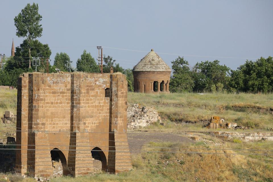 <p>"Özellikle Ahlatşahlar döneminde çok önemli bir merkez. Nüfusu bazen 300 bine çıkabilen ilim merkezlerinden biri. Çok önemli bir şehir. </p>

<p> </p>
