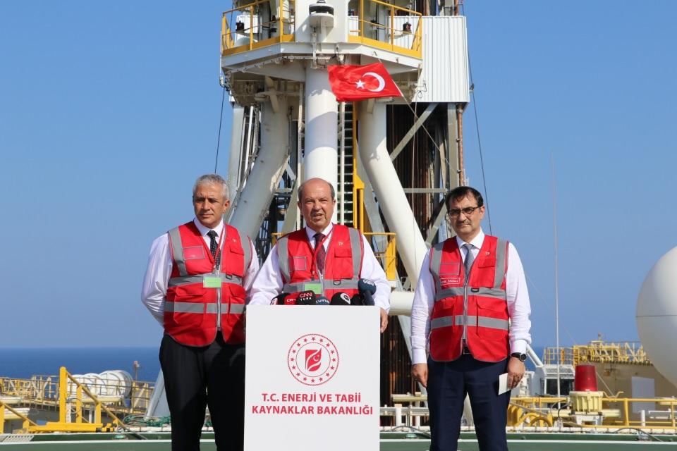 <p><strong>“Garantör ülkeler olarak gerektiğinde toplantılara destek vereceğiz” </strong><br />
 </p>

<p>Dönmez, KKTC hükümetinin hidrokarbon doğal kaynaklarının çıkarılmasında ortak bir komite kurmak için Kıbrıs Rum kesimine yaptığı teklifi de değerlendirdi. Dönmez konu hakkında Türkiye’nin KKTC’ye destek verdiğinin altını çizerek, “Bildiğiniz gibi biz KKTC’de yaşayan soydaşlarımızın hak ve menfaatlerinin korunmasında sonuna kadar Kıbrıs Türklerinin arkasındayız. Kıbrıs Rum yönetiminin oldubittiye getirerek tek taraflı ilan ettiği hukuksuz yetki alanlarını tanımadığımızı ifade etmiştik. Geçtiğimiz ay KKTC hükümeti, adanın hidrokarbon doğal kaynaklarının çıkarımında ortak bir komite kurmak suretiyle birlikte değerlendirilmesini ve hakkaniyet içerisinde adil bir şekilde kaynakların paylaşılması yönünde teklifi olmuştu. Biz de bu teklifi desteklediğimizi hükümet olarak ifade etmiştik. Ancak Kıbrıs Rum yönetimi bu teklifi reddetti. Öyle ümit ediyoruz ki; bu ciddi teklifi yeniden değerlendirmek suretiyle ve sonuç almak üzere, tarafların bir araya gelmesi her iki tarafında menfaatine olacaktır. Garantör ülkeler olarak gerektiğinde bu toplantılara destek vereceğimizi de ifade etmek istiyorum” açıklamasını yaptı. </p>

<p> </p>
