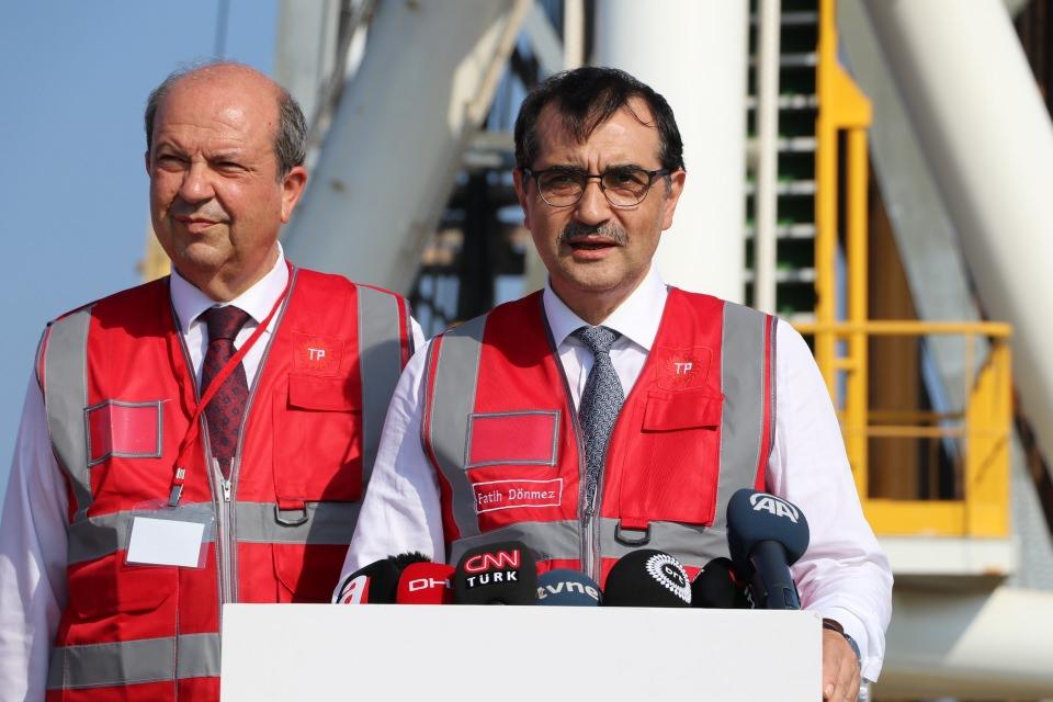 <p><strong>“Bin 710 metre sondaj derinliğine ulaşmış bulunmaktayız”</strong><br />
 </p>

<p>Enerji ve Tabii Kaynaklar Bakanı Fatih Dönmez, Doğu Akdeniz’de bulunan ve adanın batı bölgesinde sondaj çalışmalarına başlayan Yavuz Sondaj Gemisi’ne ziyarette bulundu. </p>
