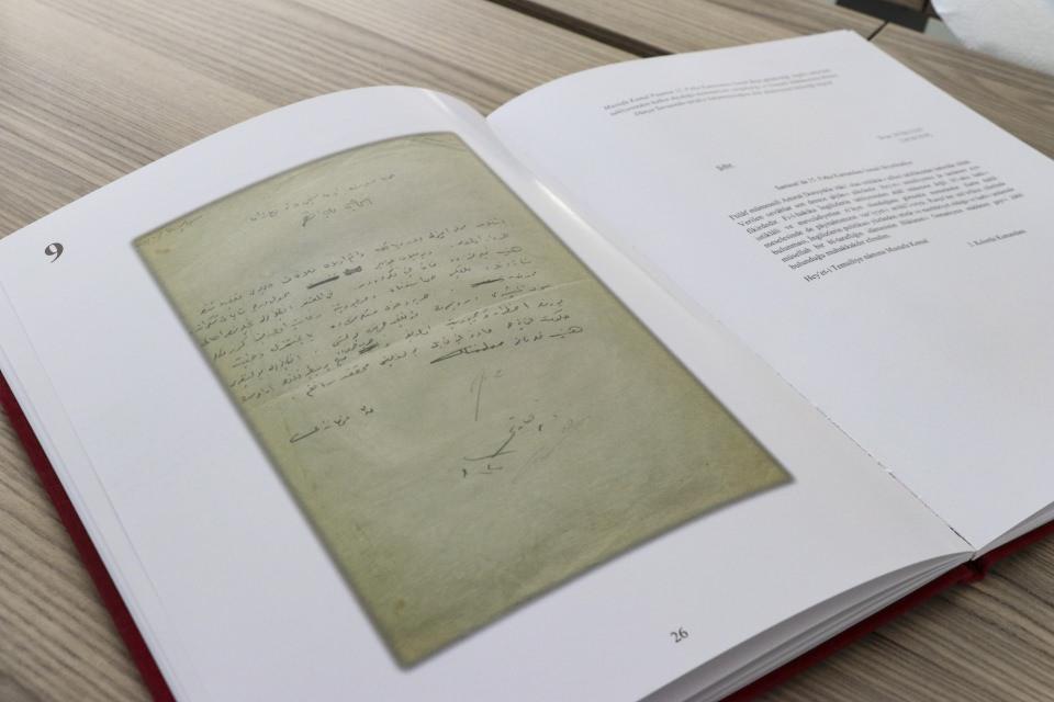 <p>Milli Mücadelenin 1919’dan Millet Meclisinin toplandığı Nisan 1920’ye kadar devam eden ilk evresi olan Heyet-i Temsiliye dönemine ait birçok belge, sahadaki gerçekliğin ve Türk halkının kararlılığının uluslararası alanda etkin aktörlere tanıtılması gayesi etrafında şekillenen bir diplomasi örneği sergiliyor. 25 belgenin seçilerek yer verildiği çalışma, Milli Mücadelenin ilk evresindeki diplomatik çabalara odaklanıyor.</p>
<p>Milli Mücadelenin 1919’dan Millet Meclisinin toplandığı Nisan 1920’ye kadar devam eden ilk evresi olan Heyet-i Temsiliye dönemine ait birçok belge, sahadaki gerçekliğin ve Türk halkının kararlılığının uluslararası alanda etkin aktörlere tanıtılması gayesi etrafında şekillenen bir diplomasi örneği sergiliyor. 25 belgenin seçilerek yer verildiği çalışma, Milli Mücadelenin ilk evresindeki diplomatik çabalara odaklanıyor.</p>
<p> </p>