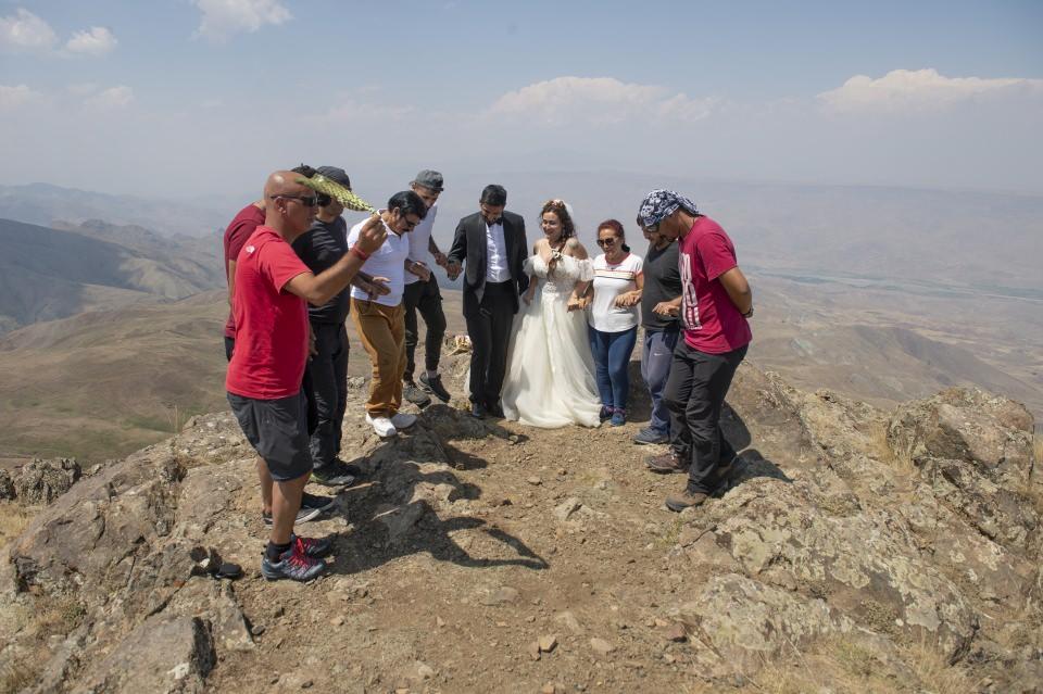 <p>Daha önce duymadım ama dağın zirvesine çıkıp gelinlik-damatlık giyen bir çift ve zirveye çıkıp nikah kıyan bir belediye başkanı yoktur. </p>