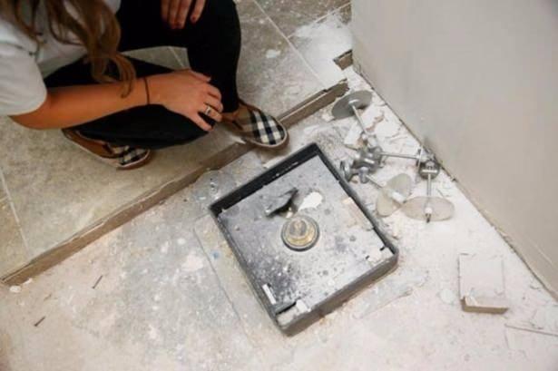 <p>Tadilat yapan çifti şaşırtan sürpriz</p>

<p>ABD'nin Arizona eyaletine bağlı Phoenix kentinde evlerinde tadilat yapan bir çift büyük bir sürprizle karşılaştı. Çift, mutfakta tadilat sırasında şifreli bir kasa buldu. Kasada para, rehber niteliğinde bir kitap ve iki fotoğraf bulundu.</p>
