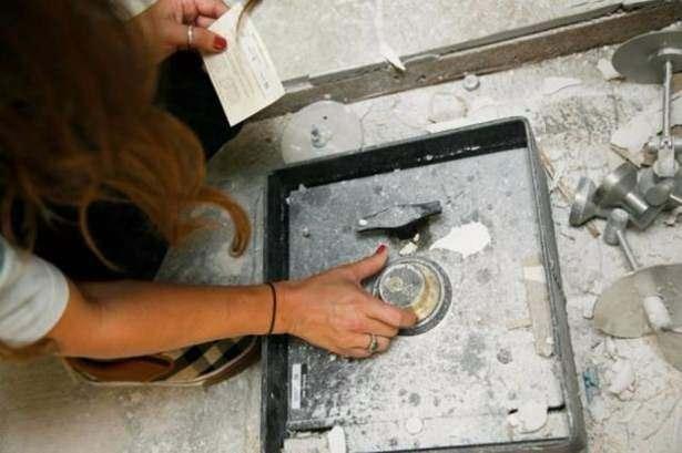 <p>ABD'nin Phoenix kentinde maddi sıkıntılar nedeniyle evlerinde 2 yıl önce başlattıkları tadilatta mutfak kısmına gelen çift büyük bir sürprizle karşılaştı.</p>
