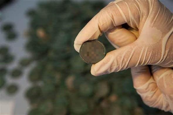 <p>İş&ccedil;iler bakım yaparken tesad&uuml;fen buldu!</p>

<p>İspanya'nın g&uuml;neyindeki Sevilla kentinde su borularının rutin kontrol&uuml;n&uuml; ger&ccedil;ekleştiren iş&ccedil;iler Roma d&ouml;nemine ait 600 kilogram sikke buldu.</p>
