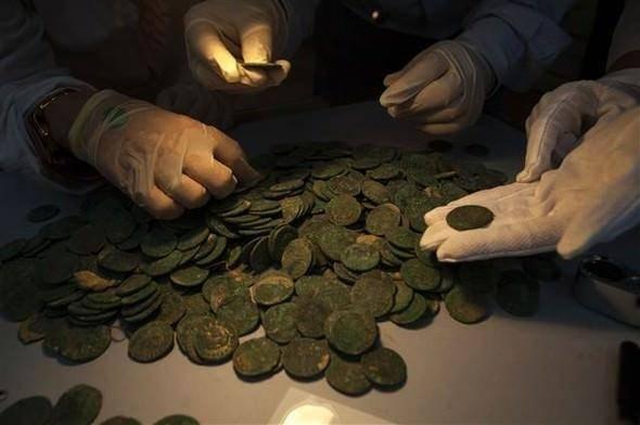 <p>3'&uuml;nc&uuml; y&uuml;zyıl sonları ile 4'&uuml;nc&uuml; y&uuml;zyıl başlarıyla tarihlenen bronz sikkelerin Sevilla yakınlarındaki Tomarres kasabasında 19 amfora i&ccedil;inde bulunduğu belirtildi.</p>

<p>&nbsp;</p>
