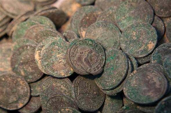 <p>Ordu ve memurların harcamaları i&ccedil;in kullanıldığı tahmin edilen sikkelerin &uuml;zerinde Roma imparatorları Maximian ile Konstantin'in m&uuml;h&uuml;rleri bulunuyor.</p>

<p>&nbsp;</p>
