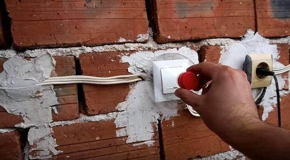 <p>Pet şişeler bambaşka amaçlarla kullanılabiliyor. Açıkta kalan ve hava şartlarına maruz kalan bir tuş varsa yağmurdan zarar görmemesi için bakın ne yapacaksınız?</p>
<p> </p>
