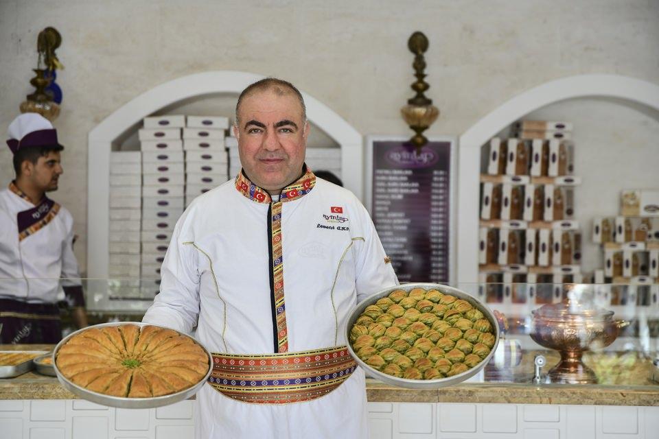 <p> Avrupa Birliği (AB) tarafından tescil edilen ilk Türk ürünü olan baklavanın başkenti Gaziantep'teki baklavacılar, bayram siparişlerini yetiştirmek için yoğun emek harcıyor.</p>
