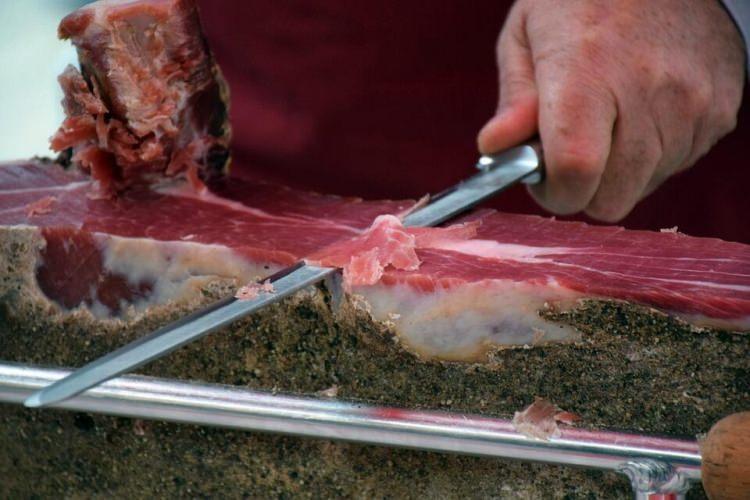 <p>Kurban eti 1-2 gün soğuk bir ortamda bekletilmeli, mikroorganizmalar etkisiz hale geldikten sonra tüketilmelidir.</p>
<p> </p>