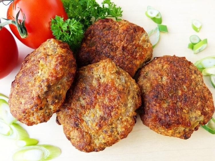 <p>Et tüketirken dikkat etmesi gerekenler<br />
<br />
Kurban bayramında, yetişkin bir bireyin günlük 3 porsiyon et büyüklüğüne denk gelecek biçimde 3 köfte büyüklüğü ya da 90 gram civarında et tüketmesi normaldir.</p>
