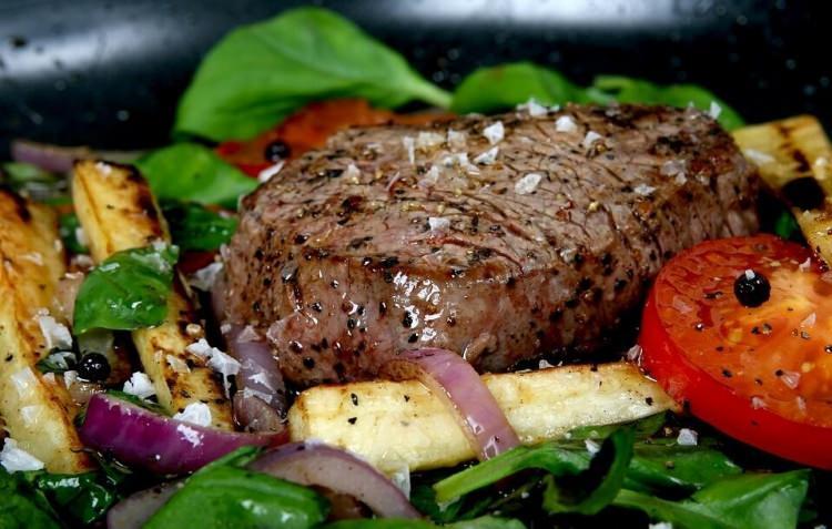 <p>Kurban etinin yanında salata ya da zeytinyağlı sebze yemekleri olmalıdır. Çünkü içeriğinde C vitamini olan yeşil yapraklı sebzeler, etteki demirin vücut tarafından emilimini artıracak, etteki demirden daha çok yararlanılması sağlanacaktır. Özellikle yağsız etlerin emilimi için yeterli miktarda çiğnendikten sonra yutulması gerekmektedir.</p>