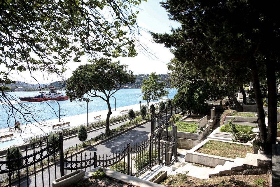 <p>İkinci gruptaki Ortaköy, Feriköy, Hasköy, Sütlüce, Hasdal, Kuruçeşme, Emirgan, İstinye, Sarıyer, Kireçburnu ve Maçka gibi mezarlıklarda bir cenaze için bin 100 lira yer bedeli alınıyor. Bu grupta cenazenin yanındaki boş mezar yeri için 6 bin lira. Hayatta olan birinin boş mezar yeri talep etmesi halinde ise ödemesi gereken miktar 12 bin liraya çıkıyor.</p>
<p> </p>