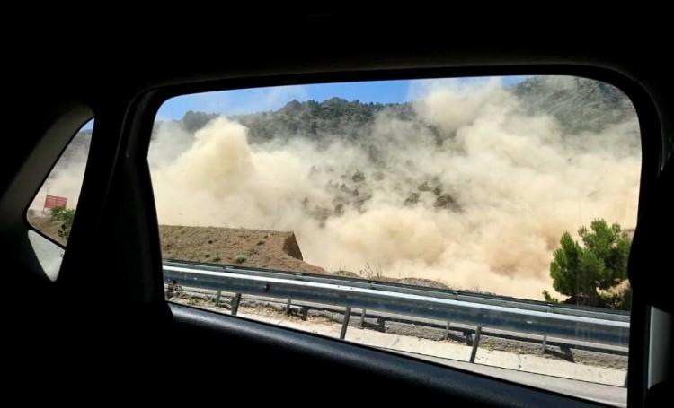 <p>Deprem sonrası bazı yerlerde toprak kayması da meydana geldi.</p>
